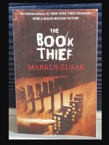 El ladrón de libros de Markus Zusak, novela de ficción histórica en formato de bolsillo, ambientada en la Segunda Guerra Mundial - Product Image 3