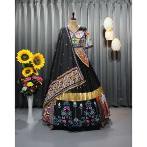 LEHENGA CHOLI TRADICIONAL CON BORDADO DE SEDA Y ESPEJOS CON DUPATTA NEGRO - Product Image 1