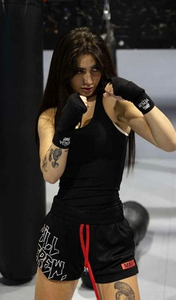 Ensemble d'uniformes de boxe personnalisés pour femmes, blanc et or, avec soutien-gorge de sport haute performance et short-jupe athlétique pour sports de combat - Product Image 6