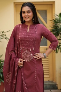 Ensemble Kurti droit en pur coton de qualité supérieure pour femme, avec pantalon et dupatta, orné de motifs miroir et imprimés - Product Image 3