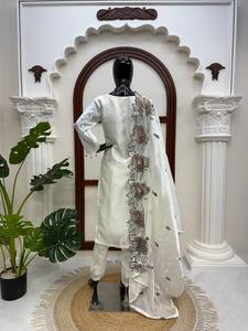 ชุดสัลวาร์ คามีซปักลายดอกไม้สีขาว ชุดอินเดีย-ปากีสถาน ตกแต่งด้วยลูกไม้ สำหรับงานพิธี - Product Image 6