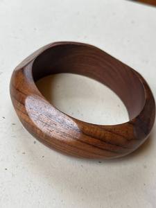 Brazaletes de Madera Hechos a Mano, Duraderos y de Lujo, Diseños Delgados y Gruesos, Incrustaciones de Latón Talladas a Mano, Múltiples Formas, Color Madera Natural, Artesanía Premium - Product Image 4