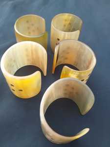 Bracelet rond en corne de vache naturelle pour femmes, design animal moderne, fait à la main, poli - Product Image 2