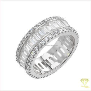 Anillo de banda ancha de lujo de plata de ley 925 con diamantes cultivados en laboratorio, con piedras baguette y redondas, para compradores mayoristas de joyería. - Product Image 4
