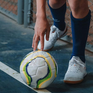 Ballon de Futsal Professionnel de Haute Qualité pour Entraînement Intérieur/Extérieur avec Revêtement Durable, Conception Écologique et Rebond Contrôlé - Product Image 4