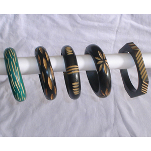 Bracelet manchette en bois naturel fait main, design naturel, bijou en bois pour femme, bracelet manchette large en bois, bracelet tendance - Product Image 6