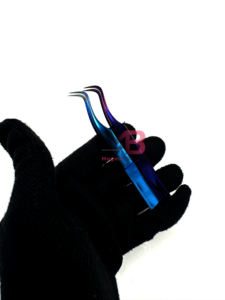 แหนบต่อขนตาปลายแหลม ทำจากสแตนเลส ป้องกันไฟฟ้าสถิต ทนทาน คุณภาพดี พร้อมปลายไฟเบอร์ รับทำโลโก้แบรนด์ส่วนตัว - Product Image 3