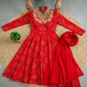 Robe VASTRA COTTAGE en Faux Georgette à Imprimé Bandhani Numérique avec Dupatta Brodé, Tenue Traditionnelle pour Soirée - Product Image 6