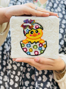 Bolso de mano cuadrado con cremallera, hecho a mano, con cuentas y lentejuelas, con un lindo diseño de pollito y huevo de Pascua, para la noche. - Product Image 1