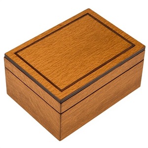Étui à cigares en bois à finition grain naturel de luxe, conçu pour un attrait classique, avec une construction durable et une texture de surface lisse. - Product Image 2