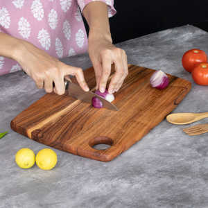 Planche à découper en bois massif écologique, design rectangulaire avec trou de suspension, pour la préparation culinaire et le service - Product Image 1