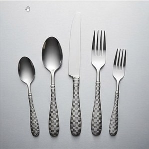 Ensemble de couverts modernes en acier inoxydable de 5 pièces avec design de poignée à carreaux, finition miroir haute brillance, compatible lave-vaisselle - Product Image 1