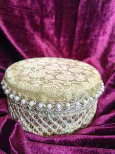 Boîte à Ladoo de Luxe en Acier Inoxydable Brocart avec Décoration de Perles – Boîte à Fruits Secs et Sucrés pour Cadeau de Mariage Indien (250g / 500g) - Product Image 3