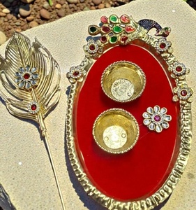 Elegante Juego de Thali con Temática de Pavo Real, con Porta Kumkum y Decoración de Plumas, Thali Tradicional Hecho a Mano con Acabado de Latón - Product Image 1
