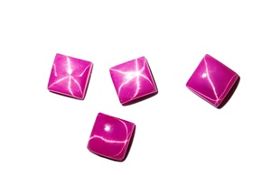 Rubis Étoilé Rouge Carré 6x6 mm 1,5 Carat Créé en Laboratoire Poli Opaque Cabochon avec Effet Étoile à 6 Branches pour la Fabrication de Bijoux - Product Image 5