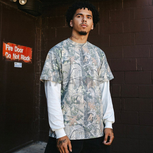 เสื้อยืดโอเวอร์ไซส์แขนสองชั้นพิมพ์โลโก้ OEM สำหรับผู้ชาย สไตล์สตรีทแวร์ทรงหลวม ซักเอนไซม์ ขายดีที่สุด ผลิตโดย MAANIFY - Product Image 1