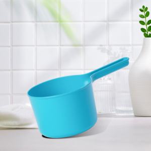 Cucharón de agua de plástico duradero con cuchara multiusos de mango largo para uso en cocina y baño - Product Image 4