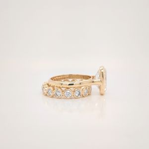 Anillo de compromiso de lujo con moissanita de corte cojín de 3.75 quilates, engaste de bisel, anillo llamativo apilable de oro amarillo macizo de 14k - Product Image 4