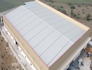 Système de toiture à joint debout, panneau en acier gris, revêtement anti-corrosion, design industriel, forme carrée, pliage et découpe - Product Image 4