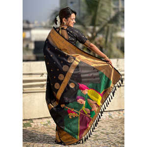 Sari en soie Paithani spécial Gudi Padwa tissé en zari noir Elite Weaves pour les festivals indiens et pakistanais - Product Image 3