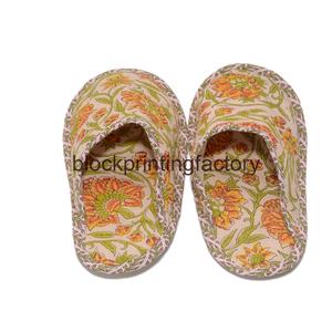 Pantoufles japonaises confortables et assez souples, Design de fleurs d'intérieur faites à la main, chaussures unisexes - Product Image 1