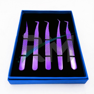 Pince à cils professionnelle en fibre de plasma violette avec logo personnalisé, en acier inoxydable durable, pour extensions de cils, avec grip diamanté - Product Image 1
