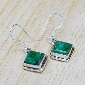Listos para enviar: Pendientes colgantes de plata de ley 925 con cabujón cuadrado de corindón esmeralda. En stock. Bajo MOQ. Pedido de muestra. - Product Image 1