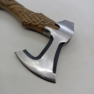 Hacha Vikinga de Acero al Carbono Forjada a Mano con Mango de Madera de Olivo y Funda de Cuero - Hacha para Acampar al Aire Libre para Partir Leña - Product Image 3