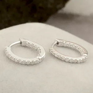 ต่างหูเพชรแท้ 0.33 กะรัต ทรงห่วงแบบ Huggie Hoop ทองคำขาว 14k แท้ - Product Image 2