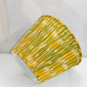 Abat-jour en tissu de lin Ikat moderne fait main, motif vert et jaune, pour lampes de table et de sol, vente en gros sur mesure - Product Image 5