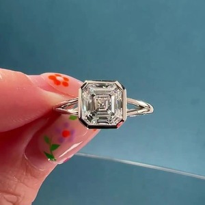 แหวนเพชรทรง Asscher 2 กะรัต เพาะเลี้ยงในห้องปฏิบัติการ ตัวเรือนทองคำขาว 14K ประดับเพชรแบบ Bezel Set พร้อมใบรับรอง IGI และเพชรความใส VVS - Product Image 1