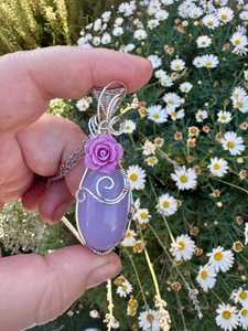 Pendentif vintage en argent sterling avec calcédoine lavande naturelle et accent floral en résine, certifié par une tierce partie, pour femmes et hommes - Product Image 4