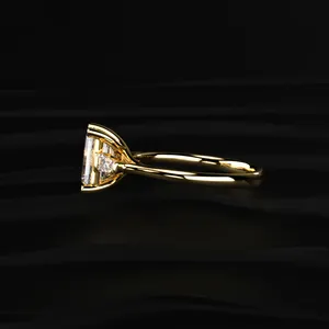 Anillo Solitario de Diamante Corte Esmeralda Cultivado en Laboratorio de 14K, Diseño Audaz para Mujer, Claridad VVS-VS, Certificado IGI, Chapado en Oro, Lujoso - Product Image 2