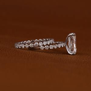 Anillo de Diamante Cultivado en Laboratorio de 2 Quilates, Corte Radiante, con Banda de Diamantes Solitarios, Certificado IGI, Moderno, Juego de Anillos de Boda de Oro Sólido de 14k - Product Image 5