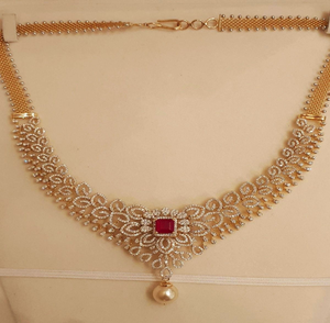 Gargantilla de cristal lujosa con una piedra central roja vibrante y un colgante de perla. Disponible a precios de mayorista. - Product Image 1