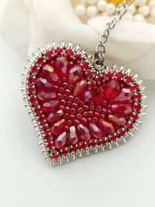 Pendentif cœur brodé et perlé : Breloque porte-clés rouge - Product Image 4