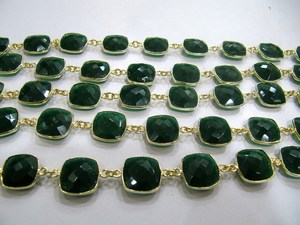 Cadena hecha a mano con conector de bisel de piedra preciosa de ónix verde calcedonia de 13 mm en forma de cojín briolette, vendida por pie - Product Image 2