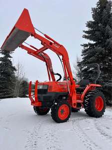 รถแทรกเตอร์อเนกประสงค์ขนาดกะทัดรัด Kubota L3400 ที่ทนทาน พร้อมเครื่องยนต์ดีเซลที่เชื่อถือได้ ประสิทธิภาพระบบไฮดรอลิกที่แข็งแกร่ง ระบบขับเคลื่อน 4 ล้อ - Product Image 3
