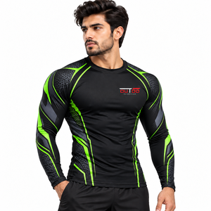 Rashguard pour homme conçu avec un textile sportif hautement extensible, un coupe ajustée, des inserts en mesh respirant et des propriétés de séchage rapide. - Product Image 4