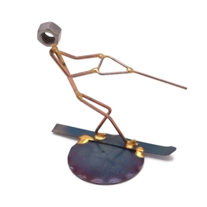 Absolument accro au ski nautique : l'histoire hilarante d'une figurine de quincaillerie affrontant les eaux agitées pour la décoration de table - Product Image 3