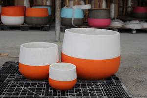 Finition minimale de jardinières en béton de fibre ronde de style urbain pour intérieurs extérieurs modernes pour fleurs et plantes - Product Image 5