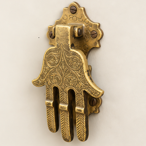 Timbre de puerta Hamsa Heritage en tono dorado grabado con intrincados detalles y placa trasera ornamental, herrajes decorativos - Product Image 3