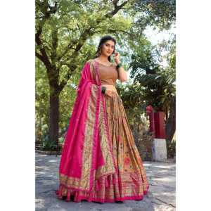 ชุดเลเฮนกาโชลีงานแต่งงานสีแดงเลือดหมู ผ้าไหมทัสซาร์และลายพิมพ์คาลัมคารี พร้อมผ้าคลุมไหล่ - Product Image 2