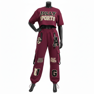 Conjunto Premium de Top Corto y Pantalones Cargo para Mujer, 320 GSM, Algodón y Poliéster, Felpa, Color Borgoña, Logotipo Chenille con Transferencia Térmica - Product Image 1