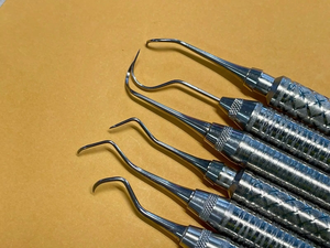 Offre Spéciale Instruments Dentaires Hu-Friedy Lot de 6 Outils Dentaires USA : Détartreur, Grattoir, Préparateurs, Détartreur Everedge pour Hygiéniste - Product Image 4