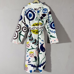 Abrigo Suzani Bordado a Mano con Ojo Turco |   Chaqueta Larga Boho de Algodón Hecha a Mano |   Duster con diseño floral de arte popular y frente abierto |   Declaración Artesanal - Product Image 2