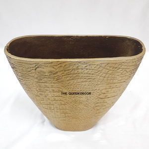 Vase décoratif en aluminium de forme unique avec texture gaufrée crocodile pour la décoration de maisons, hôtels, centres commerciaux et complexes hôteliers - Product Image 5