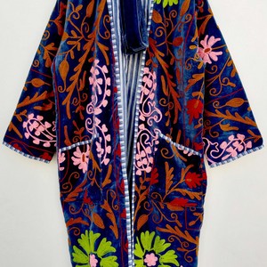 Kimono largo artesanal de terciopelo transpirable con bordado de animales estilo Suzani, estilo bohemio, con botones, para invierno. - Product Image 4