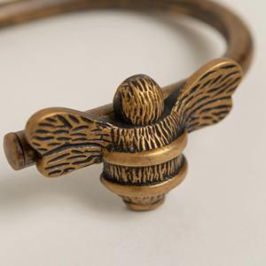 Sujetadores de cortinas con diseño de abeja y acabado dorado, perfectos para ventanas del hogar, añaden un toque decorativo mientras controlan la luz y la privacidad. - Product Image 6