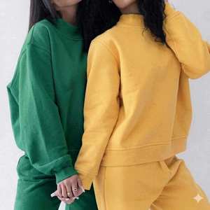 Pull à col montant confortable pour femme, conçu avec une silhouette ample, en tissu polaire doux et à manches longues, idéal pour les journées fraîches. - Product Image 1